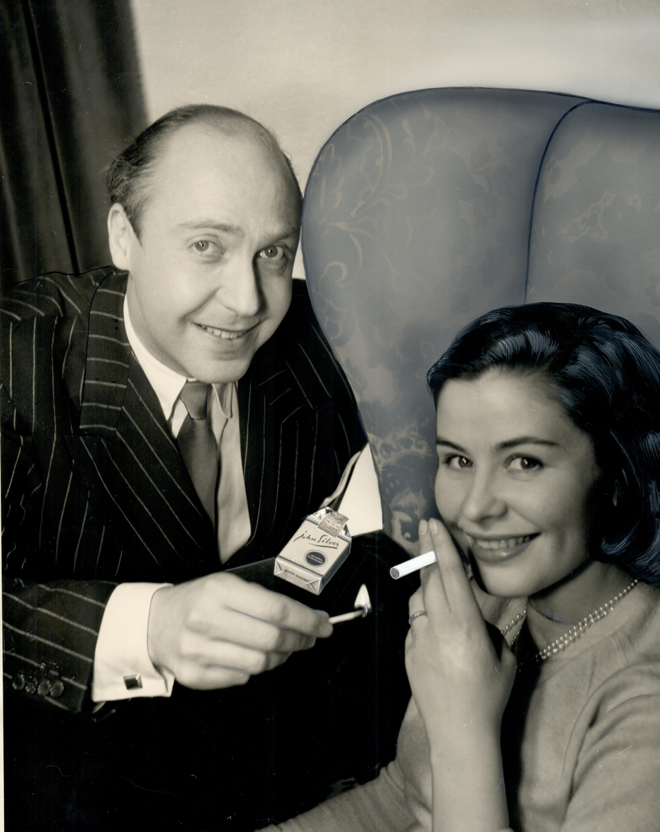 Reklamfoto för John Silver-cigaretter. Personerna som fotograferats är Per Gerhard och Maj-Britt Nilsson. 