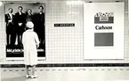 Reklam för Carlssons-filtercigaretter vid tunnelbanestationen S:t Eriksplan.