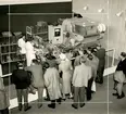 Automatisk cigarettmaskin i  en utställning vid St. Eriksmässan 1957