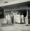 Personal utanför tobaksutställningen. Jubileumsutställningen i Härnösand 1935.