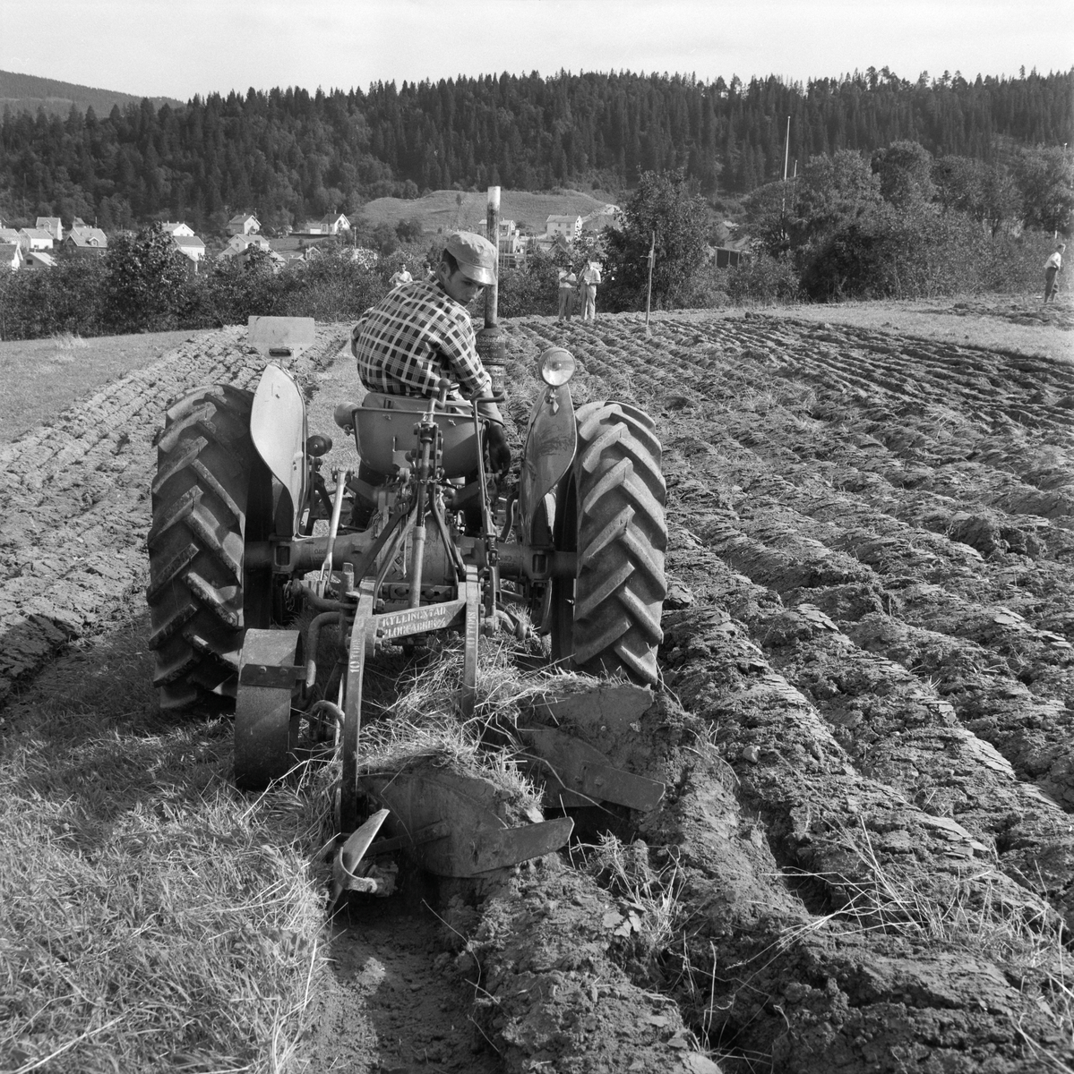 Konkurranse i pløying med traktor