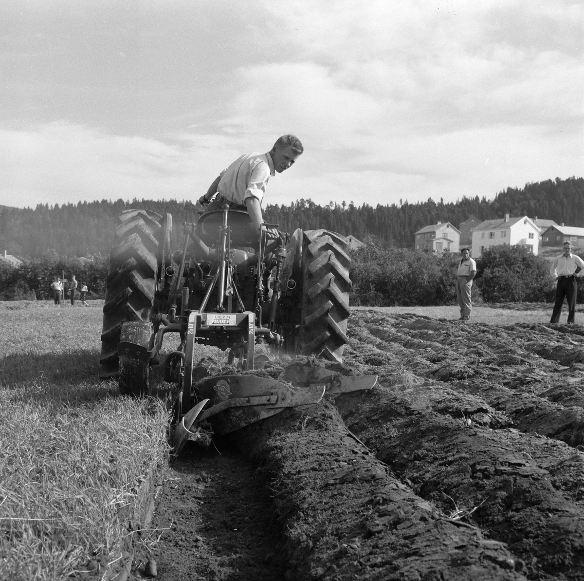 Konkurranse i pløying med traktor