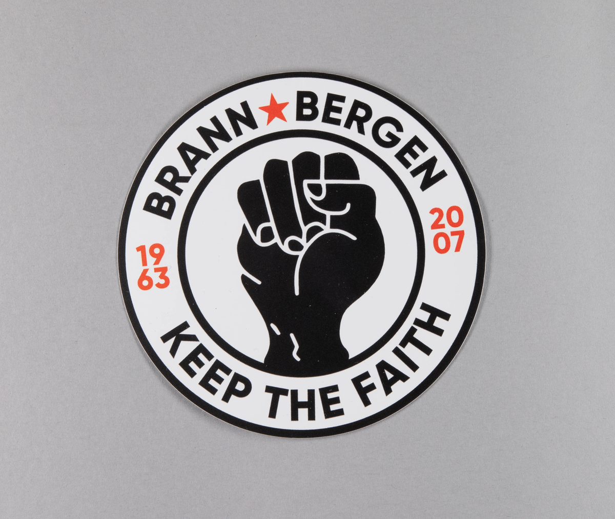 Knytteneve i sirkel med tekst rundt. Markering av seriegull 2007