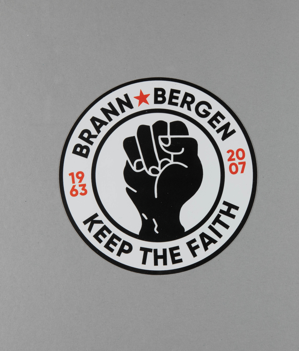 Knytteneve i sirkel med tekst rundt. Markering av seriegull 2007