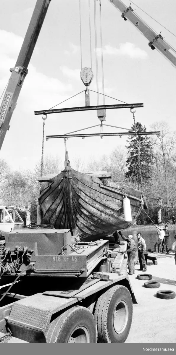 Ragnar Thorseth's vikingeskip "Saga Siglar" på reisefot gjennom Frankrike. To kraner måtte til for å løfte skipet på land. Fra en avisartikkel i Tidens Krav, 24. mai 1986. Bildet er fra avisa Tidens Krav sitt arkiv i tidsrommet 1970-1994.