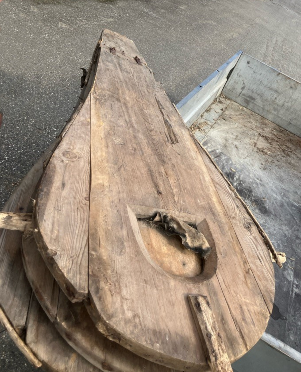 Belg til smie: smibelg. Fra Balsfjord. Belgen er bygget av i hovedsak tre, furu. Belgen har hatt reinskinn som belgpose. Det er en blanding av eldre smidd og industriell spiker i konstruksjonen. Den er hengslet med løkkehengsler av jern. Brukt i belgkurs i Sundlia mai 2024.