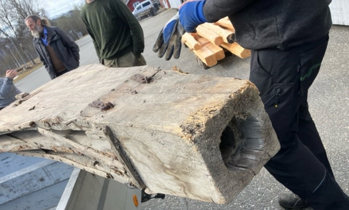 Belg til smie: smibelg. Fra Balsfjord. Belgen er bygget av i hovedsak tre, furu. Belgen har hatt reinskinn som belgpose. Det er en blanding av eldre smidd og industriell spiker i konstruksjonen. Den er hengslet med løkkehengsler av jern. Brukt i belgkurs i Sundlia mai 2024.