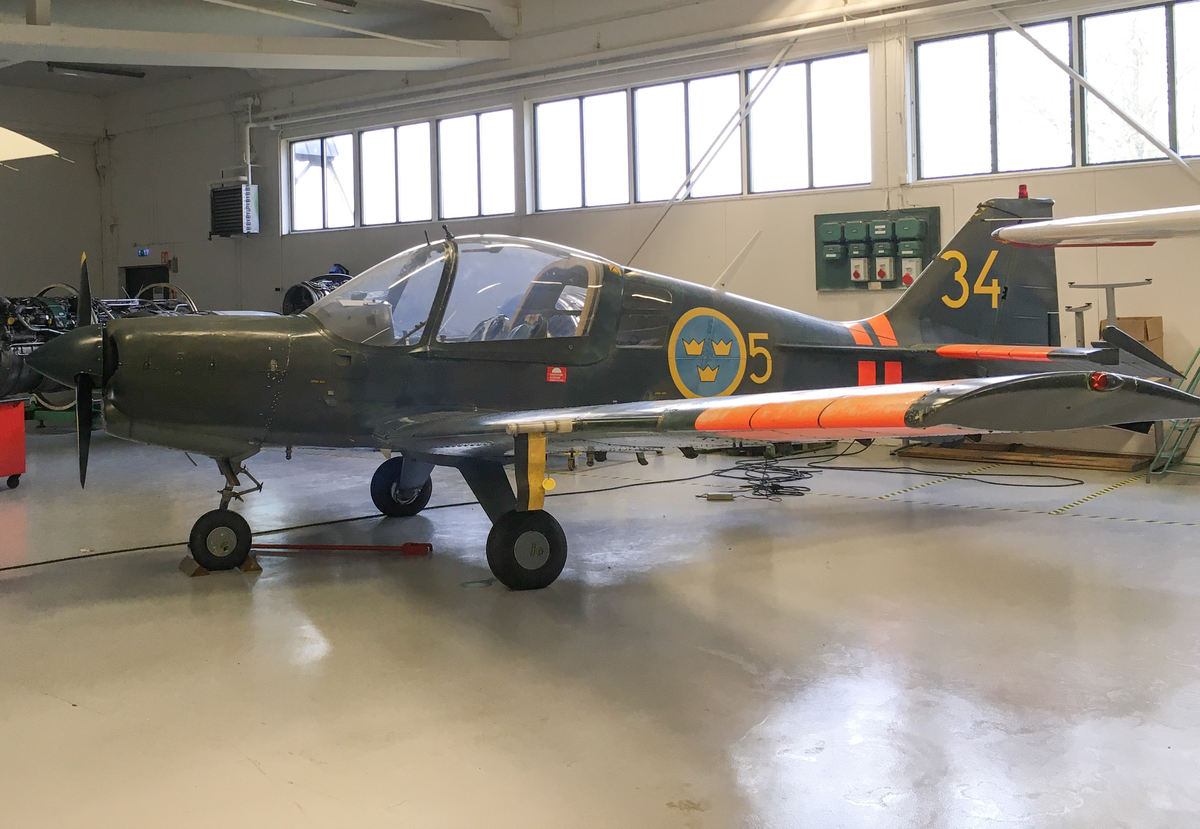 Skolflygplan SK 61A
Beagle B 125 Bulldog

Flygplanet är målat grönt med ljusblå undersida.
Märkning: Under nosspetsen kodsiffra 34; på bakkroppen kronmärke och flottiljnummer 5; på fenan kodsiffra 34.