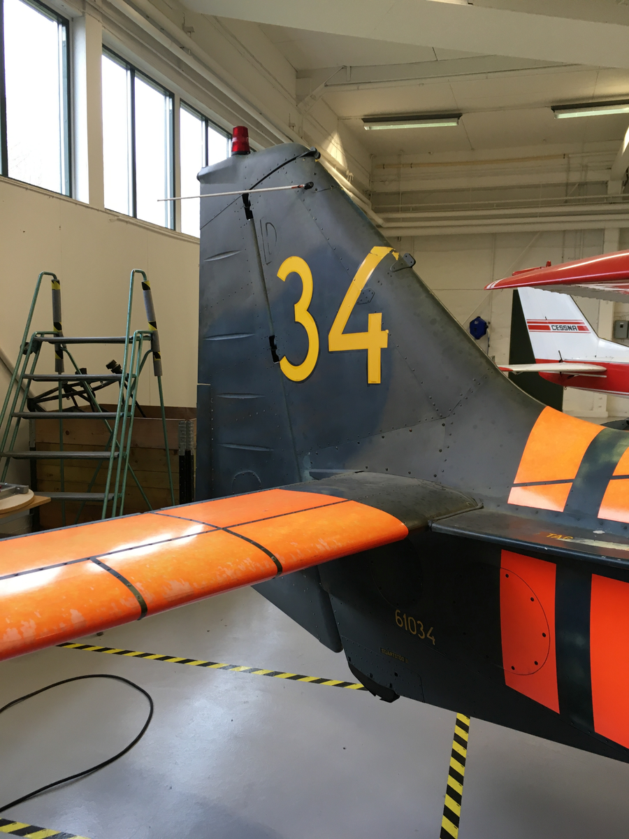 Skolflygplan SK 61A
Beagle B 125 Bulldog

Flygplanet är målat grönt med ljusblå undersida.
Märkning: Under nosspetsen kodsiffra 34; på bakkroppen kronmärke och flottiljnummer 5; på fenan kodsiffra 34.