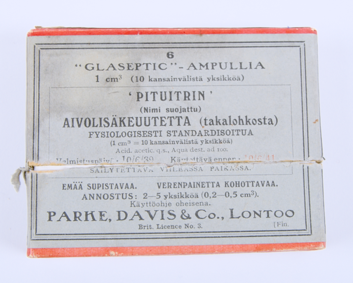 Läkemedelsförpackning innehållande fem stycken ampuller innehållande färglös lösning, samt fyra stycken rakblad/knivar. Tillhörande bipacksedel
finns också i förpackningen.