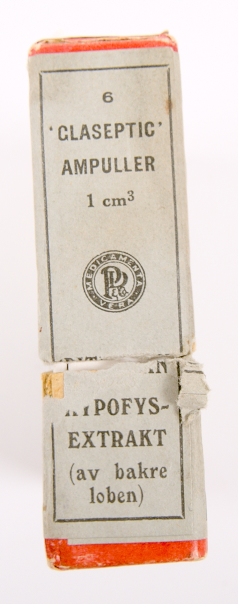 Läkemedelsförpackning innehållande fem stycken ampuller innehållande färglös lösning, samt fyra stycken rakblad/knivar. Tillhörande bipacksedel
finns också i förpackningen.