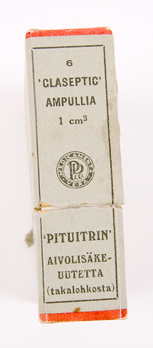 Läkemedelsförpackning innehållande fem stycken ampuller innehållande färglös lösning, samt fyra stycken rakblad/knivar. Tillhörande bipacksedel
finns också i förpackningen.