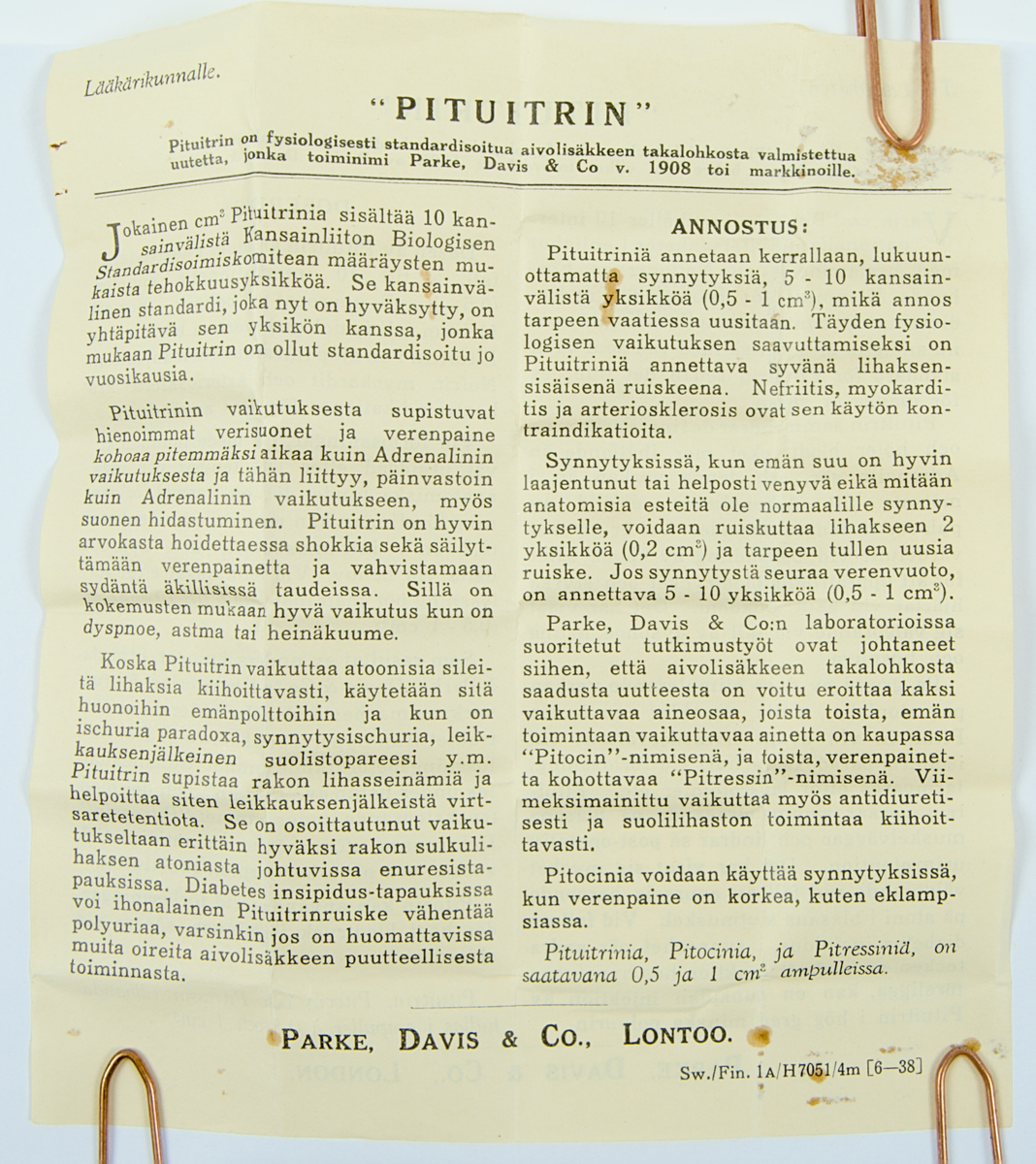 Läkemedelsförpackning innehållande fem stycken ampuller innehållande färglös lösning, samt fyra stycken rakblad/knivar. Tillhörande bipacksedel
finns också i förpackningen.