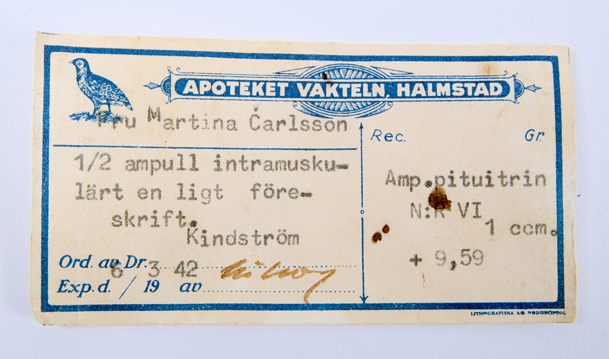 Läkemedelsförpackning innehållande fem stycken ampuller innehållande färglös lösning, samt fyra stycken rakblad/knivar. Tillhörande bipacksedel
finns också i förpackningen.