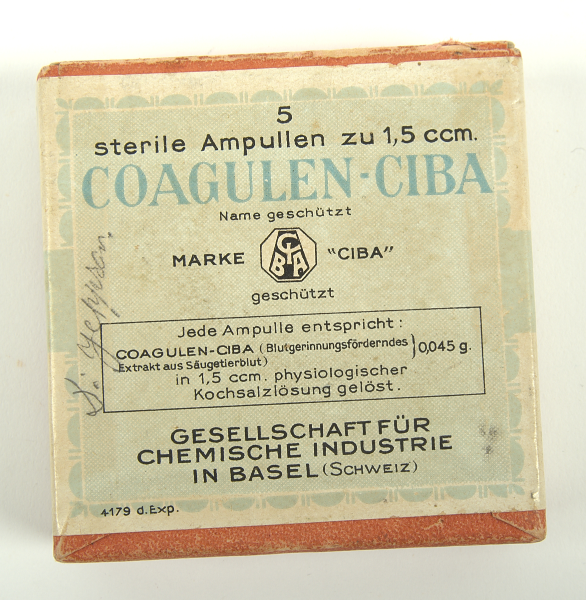 Läkemedelsförpackning med tre stycken ampuller av glas som innehåller det blödningshämmande läkemedlet Coagulen-Ciba.