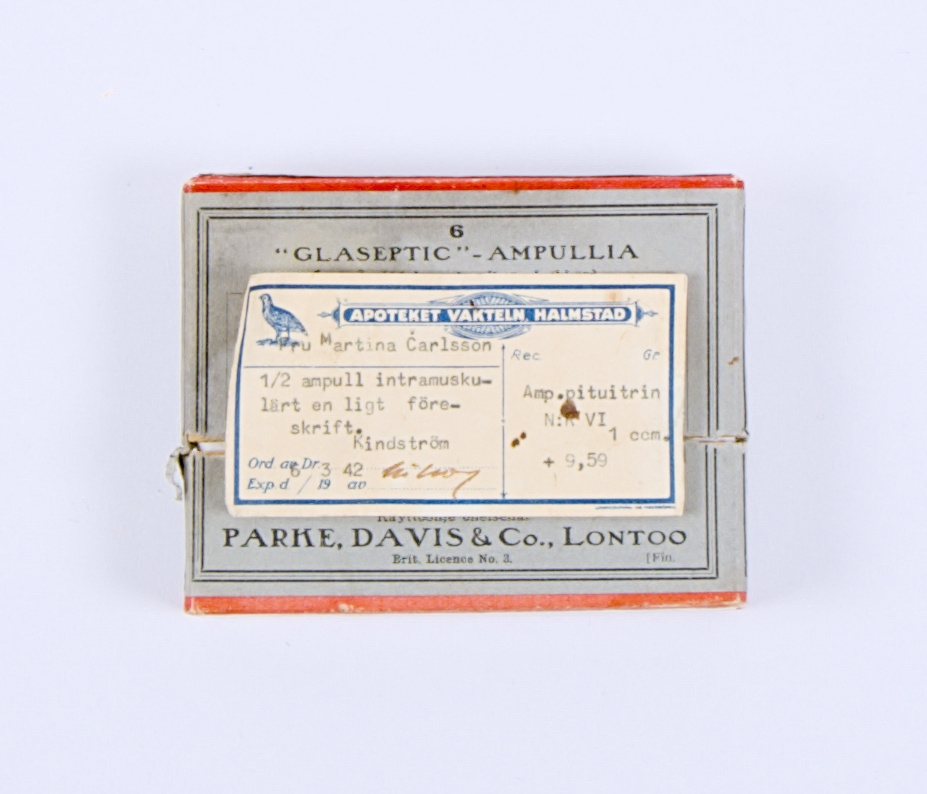 Läkemedelsförpackning innehållande fem stycken ampuller innehållande färglös lösning, samt fyra stycken rakblad/knivar. Tillhörande bipacksedel
finns också i förpackningen.