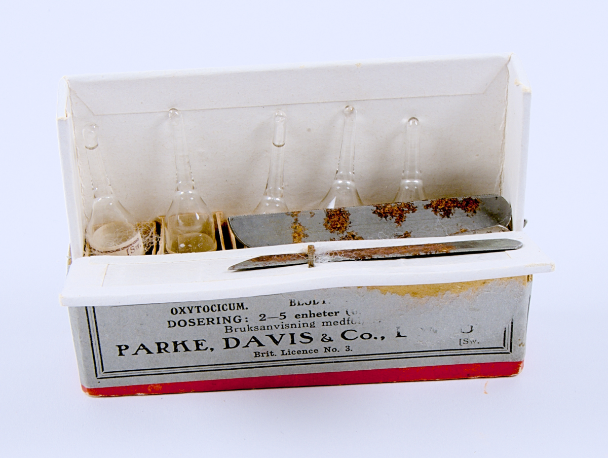 Läkemedelsförpackning innehållande fem stycken ampuller innehållande färglös lösning, samt fyra stycken rakblad/knivar. Tillhörande bipacksedel
finns också i förpackningen.