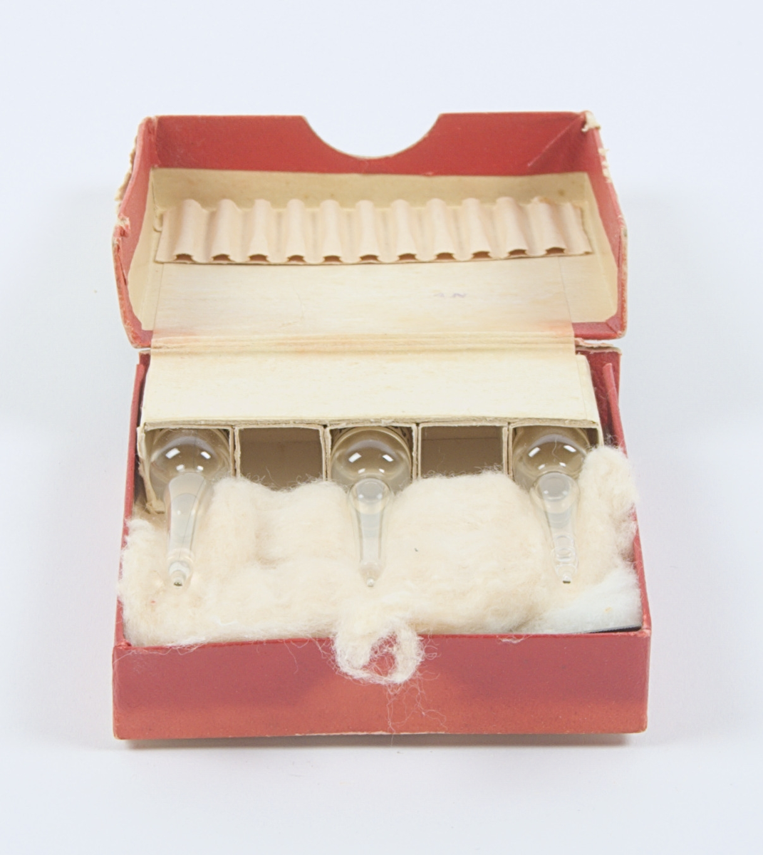 Läkemedelsförpackning med tre stycken ampuller av glas som innehåller det blödningshämmande läkemedlet Coagulen-Ciba.