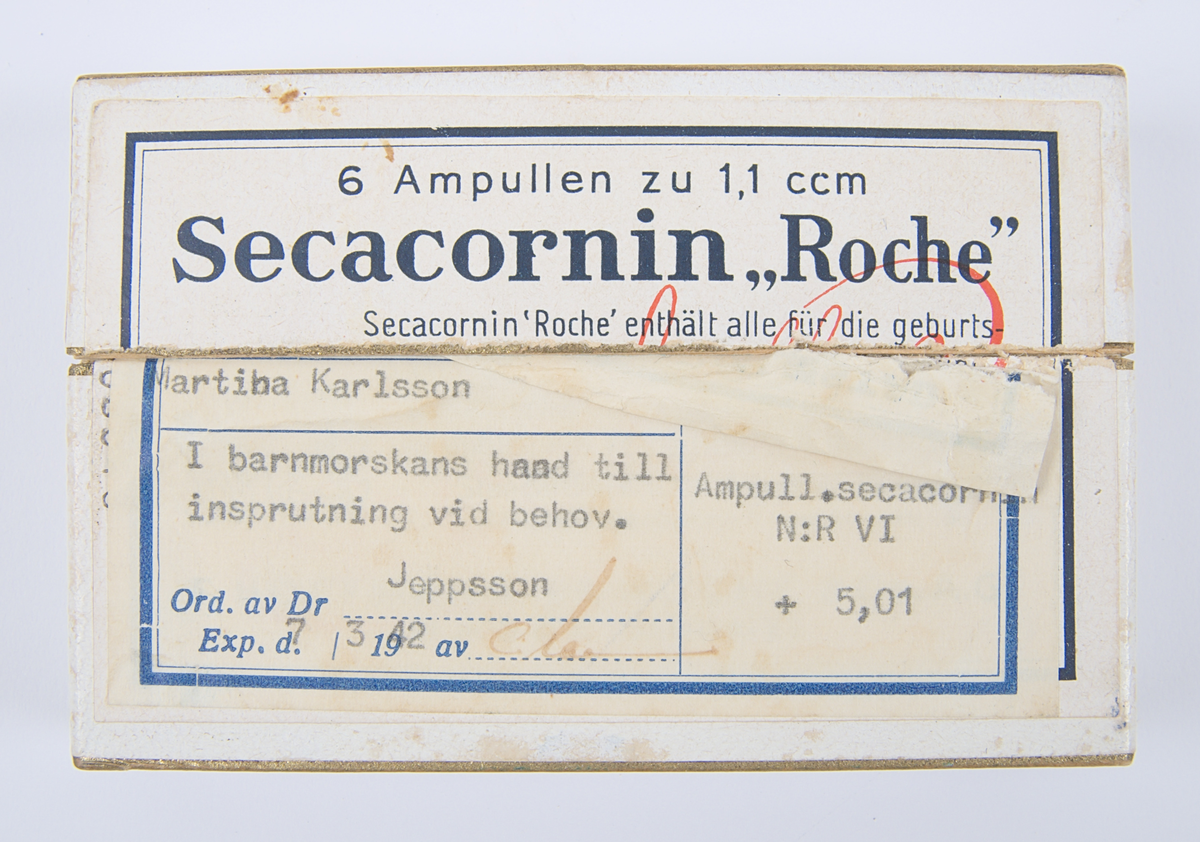 Medicinförpackning av papp. På förpackningen ett fastklistrat recept. Förpackning innehåller två stycken ampuller av läkemedlet Secacornin.
