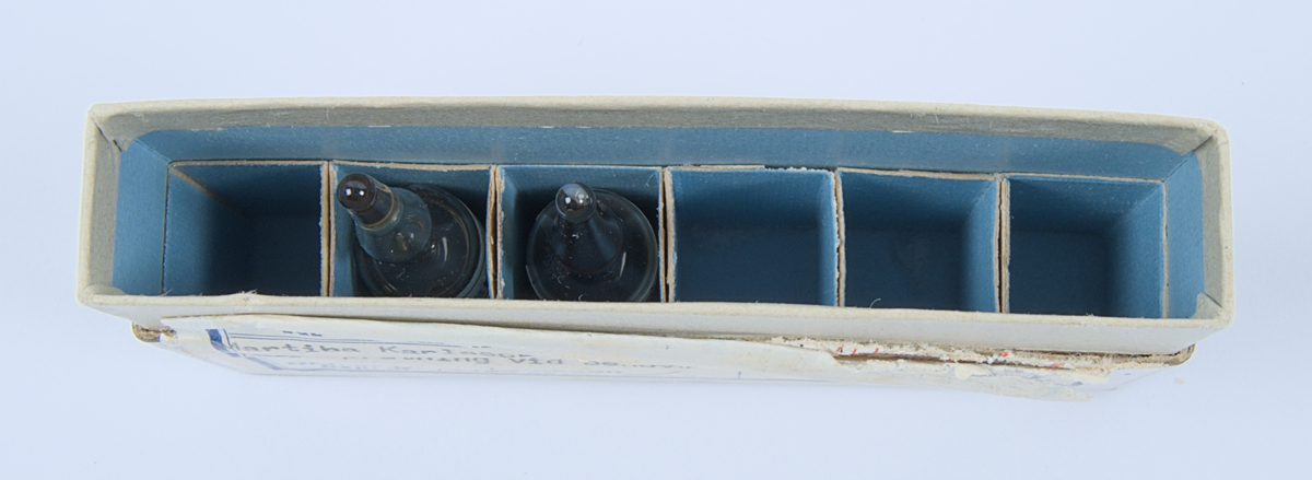 Medicinförpackning av papp. På förpackningen ett fastklistrat recept. Förpackning innehåller två stycken ampuller av läkemedlet Secacornin.