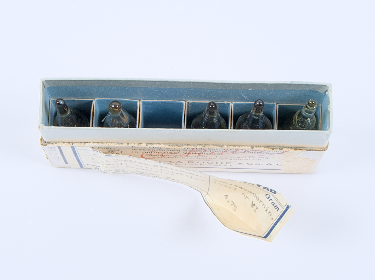 Medicinförpackning av papp. På förpackningen ett fastklistrat recept. Förpackning innehåller fem stycken ampuller av läkemedlet Secacornin.