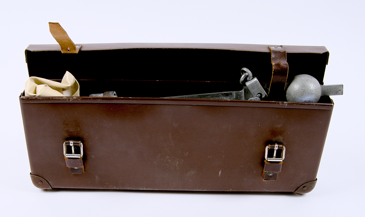 Vågpar med tillhörande fodral och väska. 

Mått fodral: Längd: 442mm, Bredd 70mm, Höjd 170mm. Syntetmaterial med läder-remmar. 
Våg a) Längd: 400mm.Bredd: 255 mm. Järn. 
Våg b) Längd: 400mm. Bredd:255 mm. Järn. 
Väska att väga i. Längd ca: 525mm. Bredd ca: 270mm. Syntetiskt material på utsidan, med kypertvävd bomullskant på insidan.