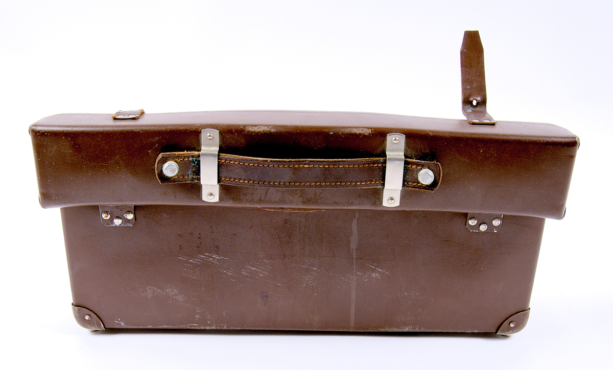 Vågpar med tillhörande fodral och väska. 

Mått fodral: Längd: 442mm, Bredd 70mm, Höjd 170mm. Syntetmaterial med läder-remmar. 
Våg a) Längd: 400mm.Bredd: 255 mm. Järn. 
Våg b) Längd: 400mm. Bredd:255 mm. Järn. 
Väska att väga i. Längd ca: 525mm. Bredd ca: 270mm. Syntetiskt material på utsidan, med kypertvävd bomullskant på insidan.