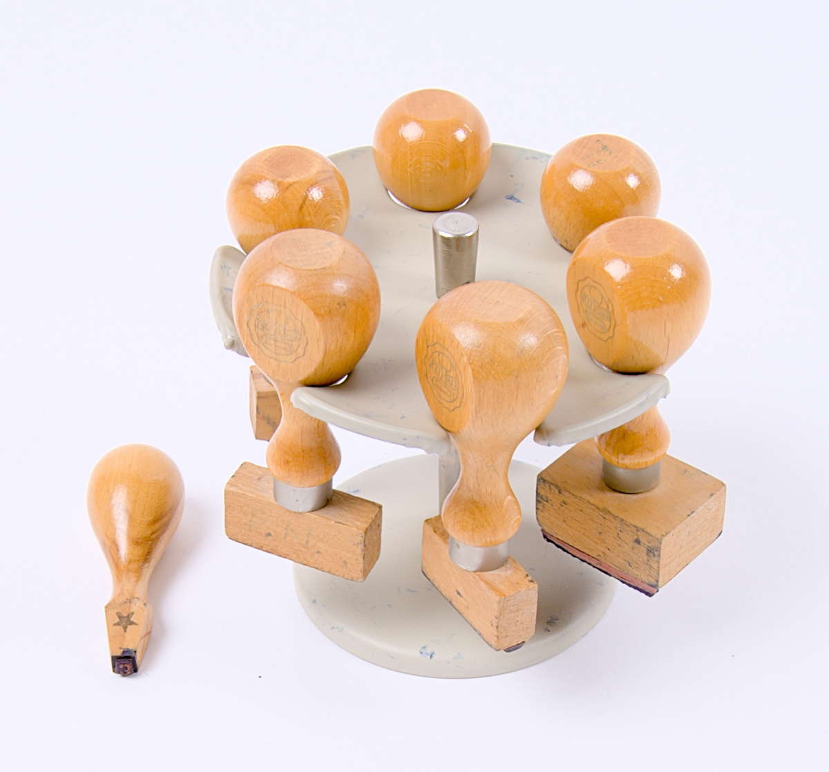 Stämpel samling med stämpelställ.


A) ställ. diameter: 107mm. längd: 102mm. 
B) Stämpel. Längd:65mm Bredd i diameter: 22 mm. 
C) Stämpel. Längd: 82mm. Bredd: 35mm. 
D) Stämpel. Längd: 80mm. Bredd: 30mm.
E) Stämpel. Längd: 75mm. Bredd: 22mm.
F) Stämpel: 80mm. Bredd: 30mm.
G) Stämpel. Längd:82mm Bredd 27mm. 
H) Stämpel. Längd: 80mm. Bredd: 34mm.