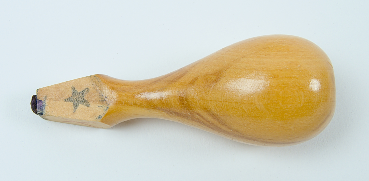 Stämpel samling med stämpelställ.


A) ställ. diameter: 107mm. längd: 102mm. 
B) Stämpel. Längd:65mm Bredd i diameter: 22 mm. 
C) Stämpel. Längd: 82mm. Bredd: 35mm. 
D) Stämpel. Längd: 80mm. Bredd: 30mm.
E) Stämpel. Längd: 75mm. Bredd: 22mm.
F) Stämpel: 80mm. Bredd: 30mm.
G) Stämpel. Längd:82mm Bredd 27mm. 
H) Stämpel. Längd: 80mm. Bredd: 34mm.