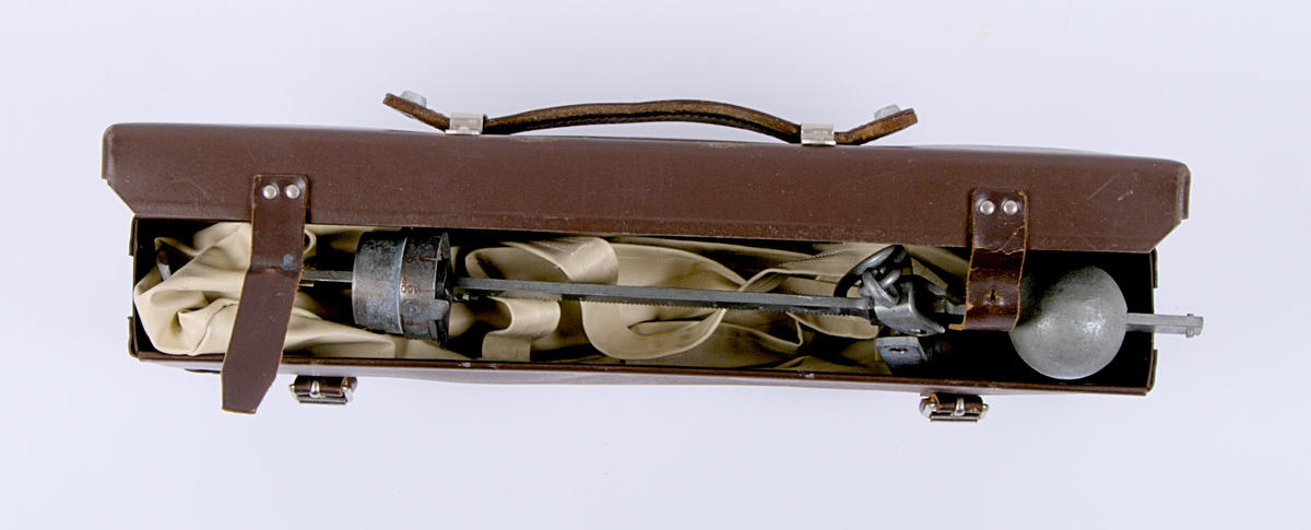 Vågpar med tillhörande fodral och väska. 

Mått fodral: Längd: 442mm, Bredd 70mm, Höjd 170mm. Syntetmaterial med läder-remmar. 
Våg a) Längd: 400mm.Bredd: 255 mm. Järn. 
Våg b) Längd: 400mm. Bredd:255 mm. Järn. 
Väska att väga i. Längd ca: 525mm. Bredd ca: 270mm. Syntetiskt material på utsidan, med kypertvävd bomullskant på insidan.