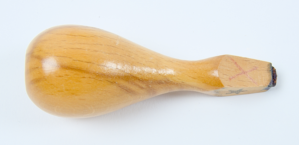 Stämpel samling med stämpelställ.


A) ställ. diameter: 107mm. längd: 102mm. 
B) Stämpel. Längd:65mm Bredd i diameter: 22 mm. 
C) Stämpel. Längd: 82mm. Bredd: 35mm. 
D) Stämpel. Längd: 80mm. Bredd: 30mm.
E) Stämpel. Längd: 75mm. Bredd: 22mm.
F) Stämpel: 80mm. Bredd: 30mm.
G) Stämpel. Längd:82mm Bredd 27mm. 
H) Stämpel. Längd: 80mm. Bredd: 34mm.