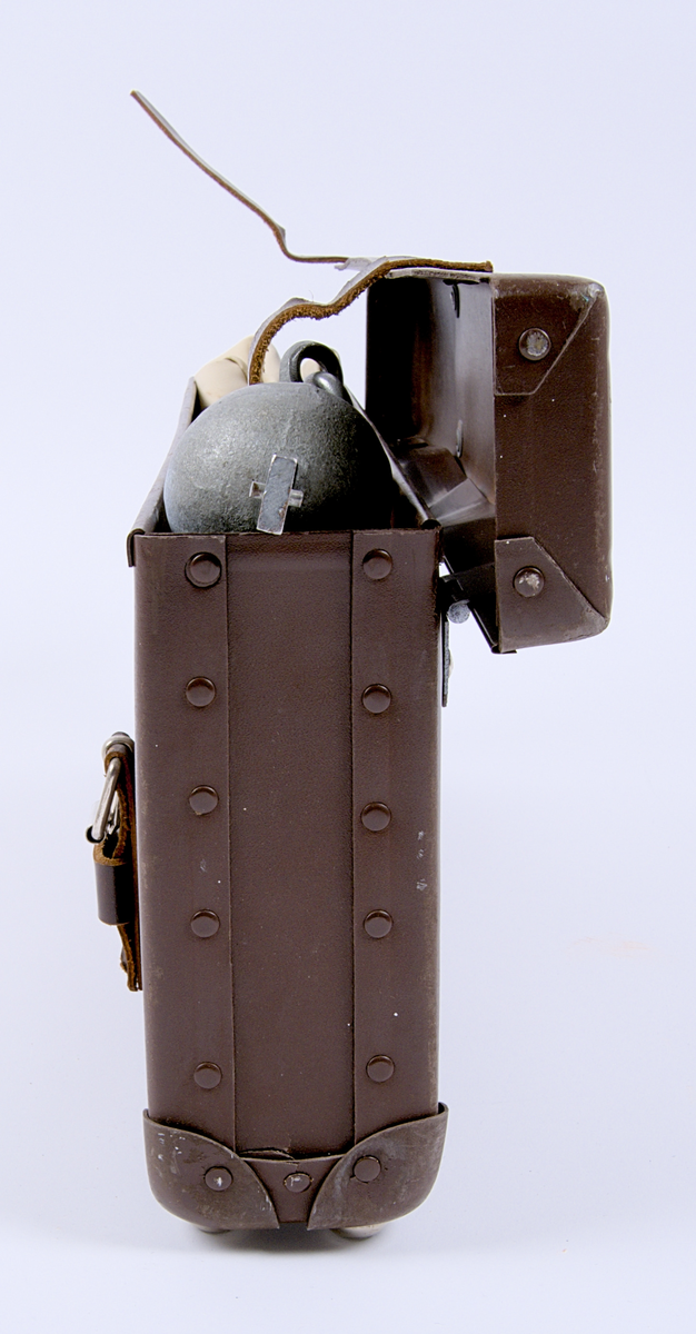 Vågpar med tillhörande fodral och väska. 

Mått fodral: Längd: 442mm, Bredd 70mm, Höjd 170mm. Syntetmaterial med läder-remmar. 
Våg a) Längd: 400mm.Bredd: 255 mm. Järn. 
Våg b) Längd: 400mm. Bredd:255 mm. Järn. 
Väska att väga i. Längd ca: 525mm. Bredd ca: 270mm. Syntetiskt material på utsidan, med kypertvävd bomullskant på insidan.