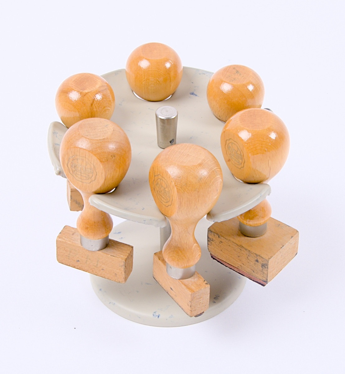 Stämpel samling med stämpelställ.


A) ställ. diameter: 107mm. längd: 102mm. 
B) Stämpel. Längd:65mm Bredd i diameter: 22 mm. 
C) Stämpel. Längd: 82mm. Bredd: 35mm. 
D) Stämpel. Längd: 80mm. Bredd: 30mm.
E) Stämpel. Längd: 75mm. Bredd: 22mm.
F) Stämpel: 80mm. Bredd: 30mm.
G) Stämpel. Längd:82mm Bredd 27mm. 
H) Stämpel. Längd: 80mm. Bredd: 34mm.