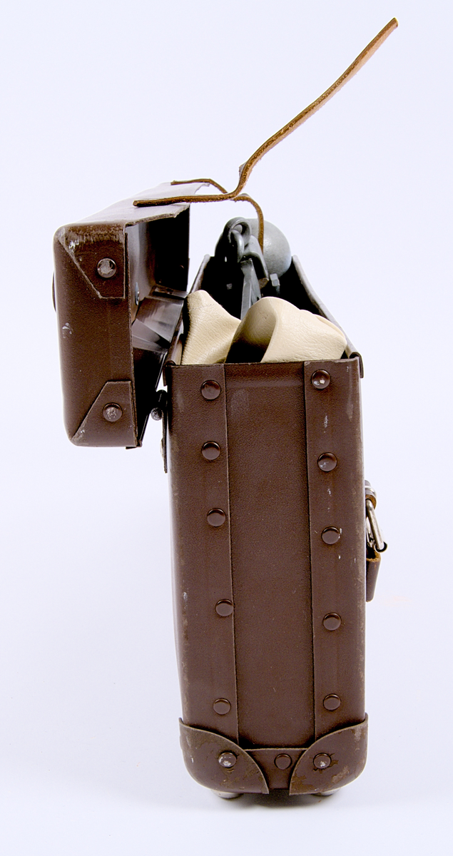 Vågpar med tillhörande fodral och väska. 

Mått fodral: Längd: 442mm, Bredd 70mm, Höjd 170mm. Syntetmaterial med läder-remmar. 
Våg a) Längd: 400mm.Bredd: 255 mm. Järn. 
Våg b) Längd: 400mm. Bredd:255 mm. Järn. 
Väska att väga i. Längd ca: 525mm. Bredd ca: 270mm. Syntetiskt material på utsidan, med kypertvävd bomullskant på insidan.