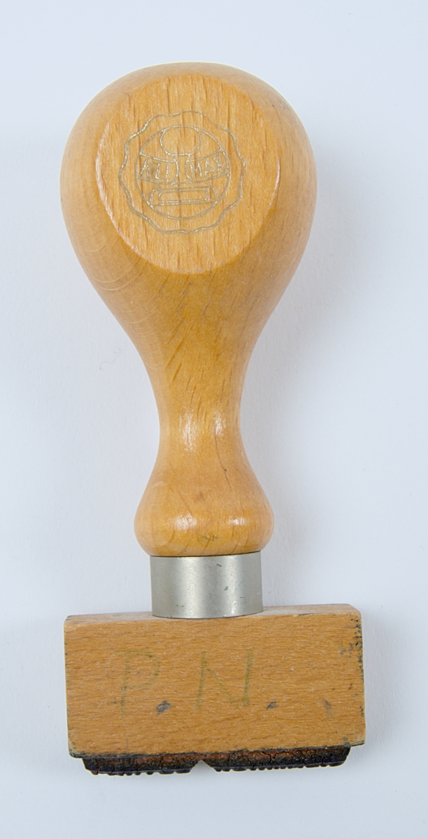 Stämpel samling med stämpelställ.


A) ställ. diameter: 107mm. längd: 102mm. 
B) Stämpel. Längd:65mm Bredd i diameter: 22 mm. 
C) Stämpel. Längd: 82mm. Bredd: 35mm. 
D) Stämpel. Längd: 80mm. Bredd: 30mm.
E) Stämpel. Längd: 75mm. Bredd: 22mm.
F) Stämpel: 80mm. Bredd: 30mm.
G) Stämpel. Längd:82mm Bredd 27mm. 
H) Stämpel. Längd: 80mm. Bredd: 34mm.