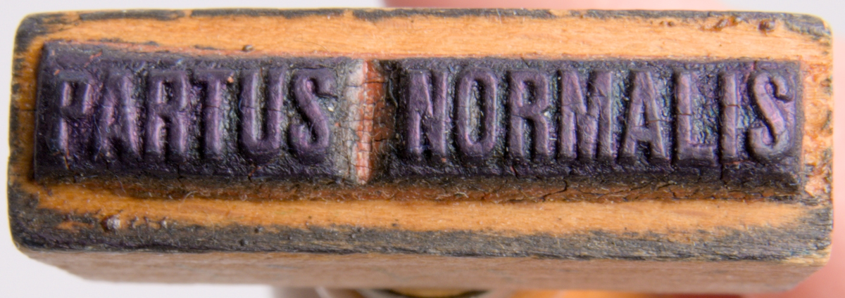 Stämpel samling med stämpelställ.


A) ställ. diameter: 107mm. längd: 102mm. 
B) Stämpel. Längd:65mm Bredd i diameter: 22 mm. 
C) Stämpel. Längd: 82mm. Bredd: 35mm. 
D) Stämpel. Längd: 80mm. Bredd: 30mm.
E) Stämpel. Längd: 75mm. Bredd: 22mm.
F) Stämpel: 80mm. Bredd: 30mm.
G) Stämpel. Längd:82mm Bredd 27mm. 
H) Stämpel. Längd: 80mm. Bredd: 34mm.