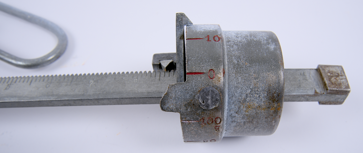 Vågpar med tillhörande fodral och väska. 

Mått fodral: Längd: 442mm, Bredd 70mm, Höjd 170mm. Syntetmaterial med läder-remmar. 
Våg a) Längd: 400mm.Bredd: 255 mm. Järn. 
Våg b) Längd: 400mm. Bredd:255 mm. Järn. 
Väska att väga i. Längd ca: 525mm. Bredd ca: 270mm. Syntetiskt material på utsidan, med kypertvävd bomullskant på insidan.