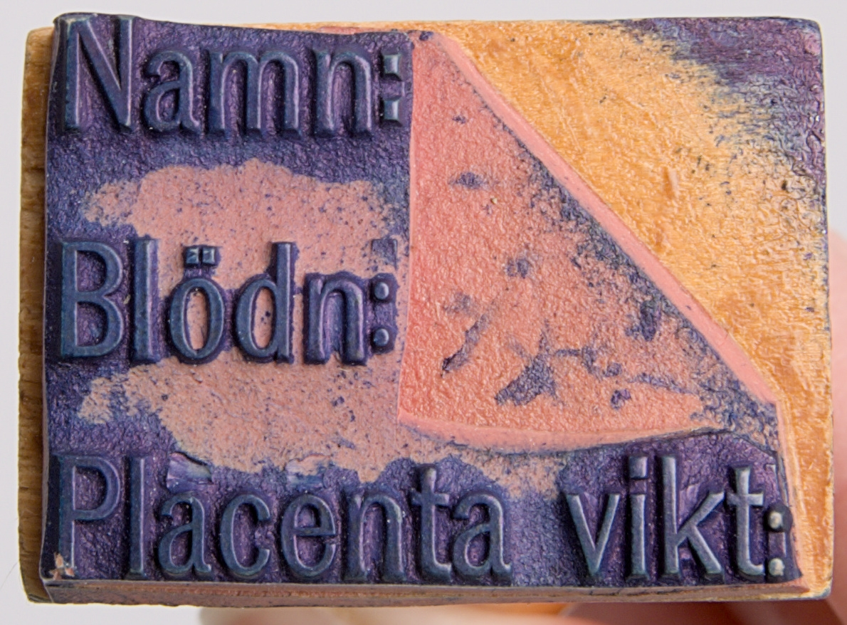 Stämpel samling med stämpelställ.


A) ställ. diameter: 107mm. längd: 102mm. 
B) Stämpel. Längd:65mm Bredd i diameter: 22 mm. 
C) Stämpel. Längd: 82mm. Bredd: 35mm. 
D) Stämpel. Längd: 80mm. Bredd: 30mm.
E) Stämpel. Längd: 75mm. Bredd: 22mm.
F) Stämpel: 80mm. Bredd: 30mm.
G) Stämpel. Längd:82mm Bredd 27mm. 
H) Stämpel. Längd: 80mm. Bredd: 34mm.