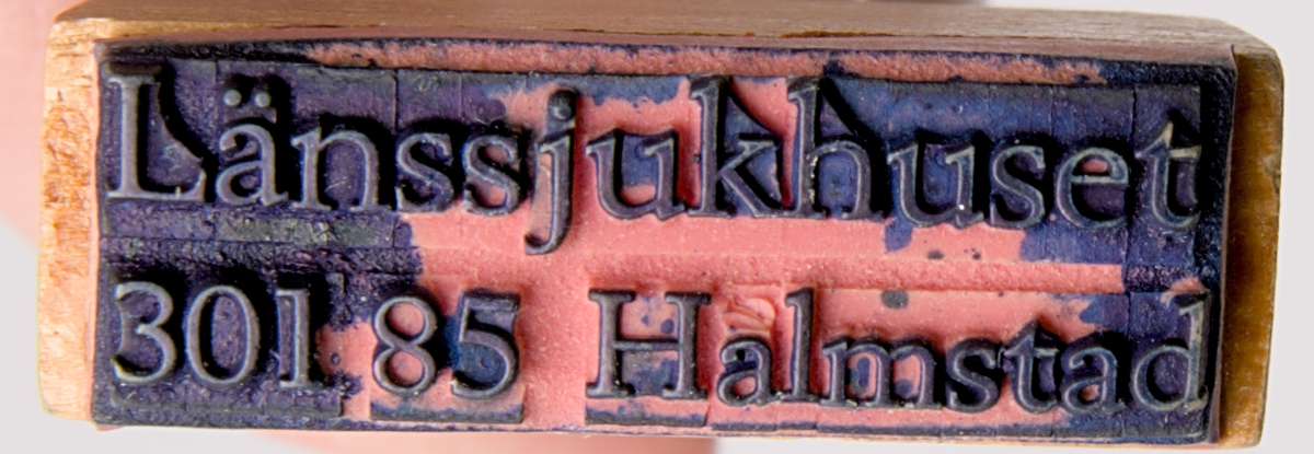 Stämpel samling med stämpelställ.


A) ställ. diameter: 107mm. längd: 102mm. 
B) Stämpel. Längd:65mm Bredd i diameter: 22 mm. 
C) Stämpel. Längd: 82mm. Bredd: 35mm. 
D) Stämpel. Längd: 80mm. Bredd: 30mm.
E) Stämpel. Längd: 75mm. Bredd: 22mm.
F) Stämpel: 80mm. Bredd: 30mm.
G) Stämpel. Längd:82mm Bredd 27mm. 
H) Stämpel. Längd: 80mm. Bredd: 34mm.