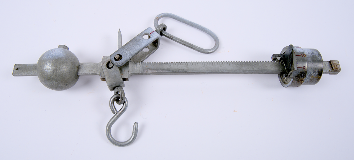 Vågpar med tillhörande fodral och väska. 

Mått fodral: Längd: 442mm, Bredd 70mm, Höjd 170mm. Syntetmaterial med läder-remmar. 
Våg a) Längd: 400mm.Bredd: 255 mm. Järn. 
Våg b) Längd: 400mm. Bredd:255 mm. Järn. 
Väska att väga i. Längd ca: 525mm. Bredd ca: 270mm. Syntetiskt material på utsidan, med kypertvävd bomullskant på insidan.