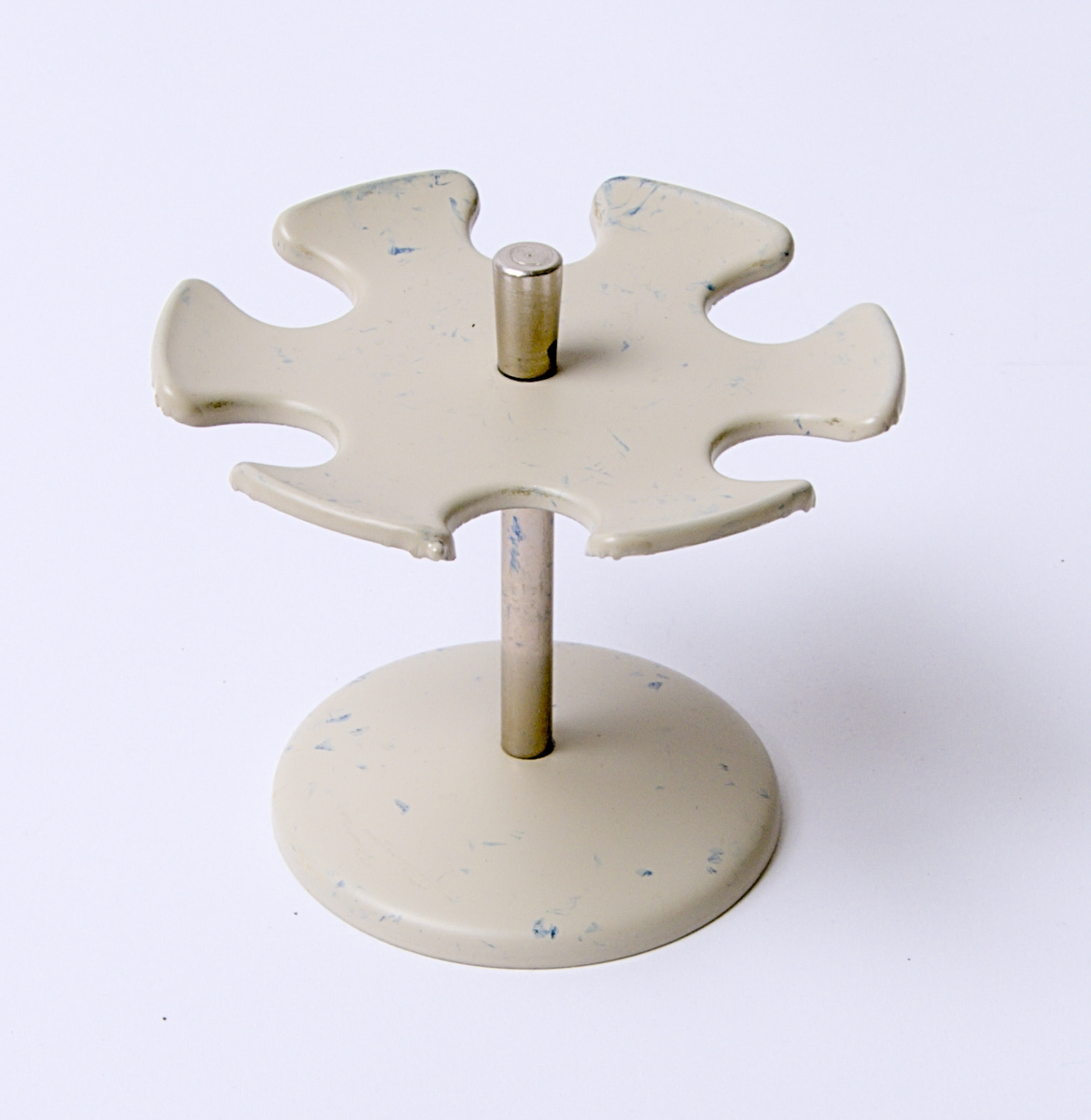 Stämpel samling med stämpelställ.


A) ställ. diameter: 107mm. längd: 102mm. 
B) Stämpel. Längd:65mm Bredd i diameter: 22 mm. 
C) Stämpel. Längd: 82mm. Bredd: 35mm. 
D) Stämpel. Längd: 80mm. Bredd: 30mm.
E) Stämpel. Längd: 75mm. Bredd: 22mm.
F) Stämpel: 80mm. Bredd: 30mm.
G) Stämpel. Längd:82mm Bredd 27mm. 
H) Stämpel. Längd: 80mm. Bredd: 34mm.