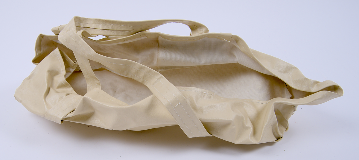 Vågpar med tillhörande fodral och väska. 

Mått fodral: Längd: 442mm, Bredd 70mm, Höjd 170mm. Syntetmaterial med läder-remmar. 
Våg a) Längd: 400mm.Bredd: 255 mm. Järn. 
Våg b) Längd: 400mm. Bredd:255 mm. Järn. 
Väska att väga i. Längd ca: 525mm. Bredd ca: 270mm. Syntetiskt material på utsidan, med kypertvävd bomullskant på insidan.