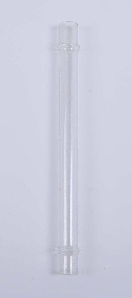 Munstycke, glasrör. Stycke a) Längd: 99mm. Bredd: 8mm diameter
Munstycke, glasrör.Stycke b) Längd: 109mm 8mm diameter