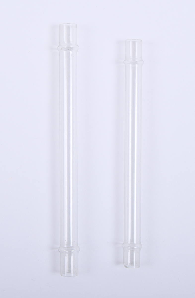 Munstycke, glasrör. Stycke a) Längd: 99mm. Bredd: 8mm diameter
Munstycke, glasrör.Stycke b) Längd: 109mm 8mm diameter