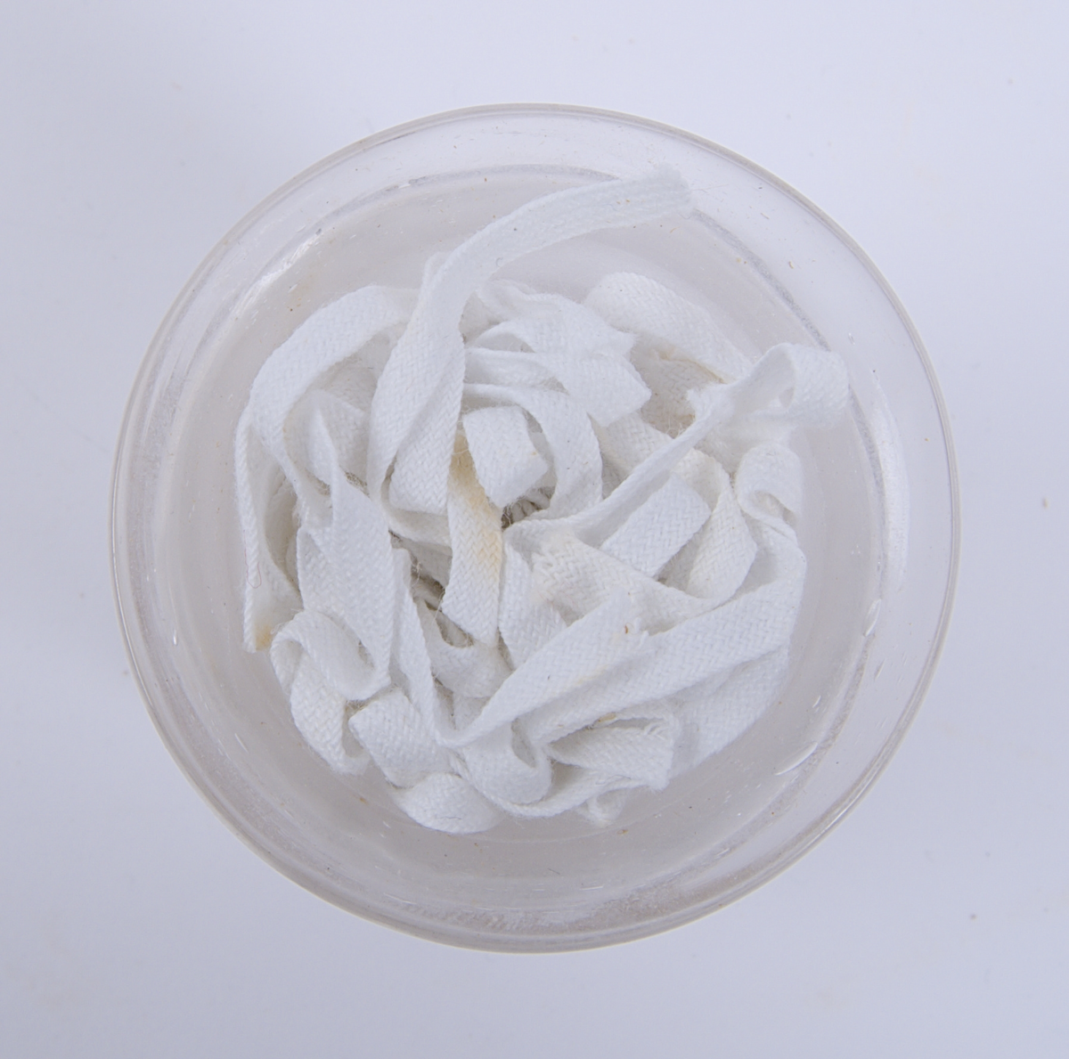 Glasburk innehållande "Talk för handskar", enligt den handskrivna etiketten som sitter på burken.