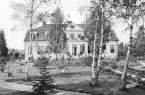 Huvudbyggnaden på Mo gård, även Mogård, uppfördes 1905 i gammal herrgårdsstil av landshövding Axel Ekman efter ritningar av Agi Lindegren. Här genom ett brevkort daterat 1915. Upplysningsvis kom gården att säljas till staten 1943 och år 1946 flyttades en vårdanläggning för dövstumma i Gävle till Mo. I sammanhanget uppfördes en rad nya byggnader i området för driften av verksamheten.