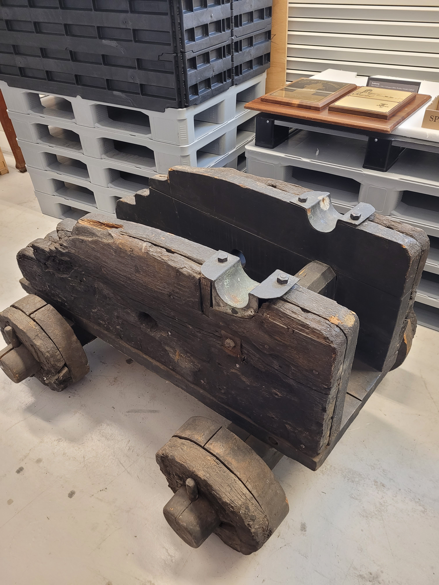 Höger sida, form lika med Ö 2083, 2 vertikala bulthål, igensatt urtag för tvärbalk. Brokhål.
Sjöfynd, starkt angripet(ej koserverad). Ingår i förstärkt lavettage.