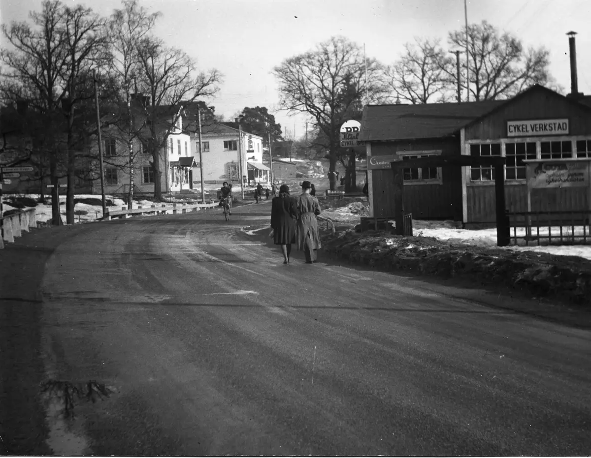 Björknäs i slutet av 1940-talet var ännu något av en idyll kring den nästan biltomma Värmdövägen. 


Fd kaféet i hörnet av Värmdövägen och Sockenvägen hade blivit cykelverkstad. Tidigare fanns här Björks bilstation. 


Trafiken ökade snabbt under de närmaste åren, köerna på Värmdövägen blev odrägliga, särskilt under lördagseftermiddagar och söndagskvällar. Den planerade motorvägen föreföll avlägsen. När Värmdövägen breddades och rätades i mitten av 1960-talet, försvann i första hand cykelverkstaden - den flyttades till egen verkstad längre upp i Björknäs, mitt emot Centralkonditoriet - och några år  senare också Storgårn, medan Konsumhuset fick trafiken trafiken alldeles framför butiksdörrarna. Karl-Erik Jonssons cykelverkstad.