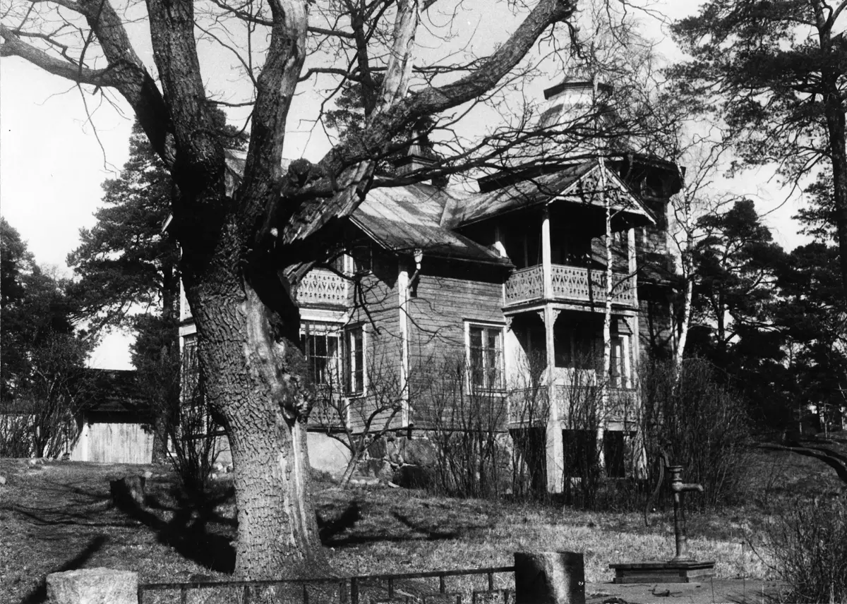 Klyfthyddan fick ibland också heta Villa Annorlunda efter en valfilm som spelades in här.