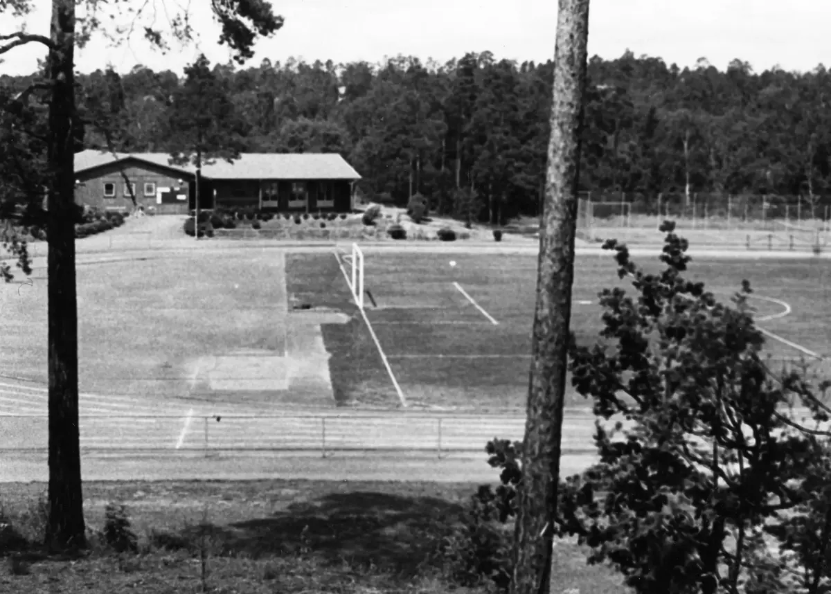Björknäs idrottsplats anlades på en sankmark öster om skolan. Den invigdes den 23 september 1967.